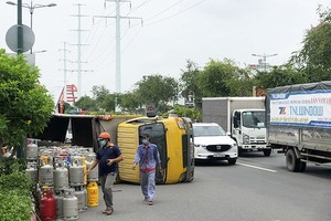 瓦斯瓶運輸車路上避險側翻