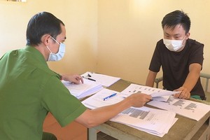 被扣押的特大賭字尾團夥頭目阮英財。（圖源：警方提供）