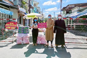 范氏玉娥主席接受釋通振法師捐助物資。