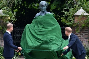 英國威廉王子（左）和弟弟哈里當地時間7月1日，為亡母戴安娜王妃的雕像揭幕。青銅像佇立在水池旁，是戴妃摟著兩個孩子的造型。（圖源：路透社）