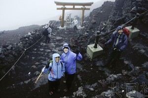 富士山時隔一年開山　迎來今夏登山季