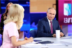 俄羅斯總統普京當地時間6月30日通過電視直播與俄民眾進行連線，回答民眾關心的各種問題。（圖源：路透社）