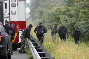 美國麻塞諸塞州韋克菲爾德（Wakefield）的州際公路7月3日發生對峙事件，警方加派人手到場戒備，最終事件和平解決。（圖源：AP）