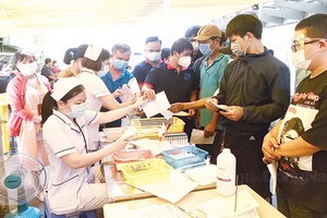 眾多同奈省居民前往同奈全科醫院登記採檢。（圖源：芳柳）