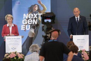 7月1日，斯洛文尼亞總理揚沙（右）在布爾多與歐盟委員會主席馮德萊恩出席記者招待會。（圖源：新華社）