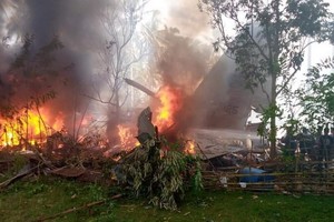 一架搭載92人的菲律賓軍方C-130運輸機4日墜毀。（圖源：推特）