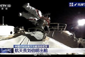 中國航天員劉伯明首次出艙。（圖源：CCTV視頻截圖）