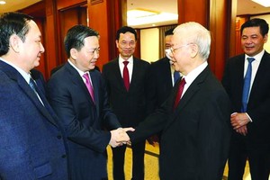 黨中央總書記阮富仲與各代表交談。（圖源：越通社）