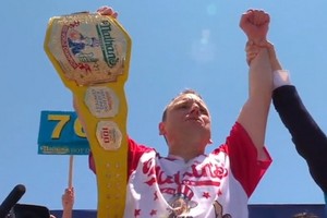 賈斯特納特刷新男子競食熱狗世界紀錄。（圖源：互聯網）