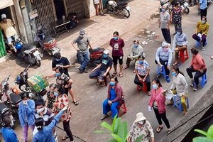 馮興街市的商販排隊核酸採樣。