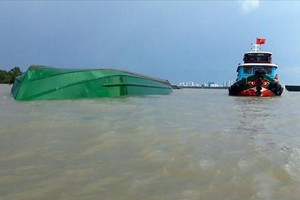 駁船側翻現場。（圖源：越通社）