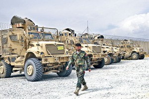 阿富汗巴格拉姆基地在美軍撤出後，留下一批防地雷反伏擊車。（圖源：互聯網）