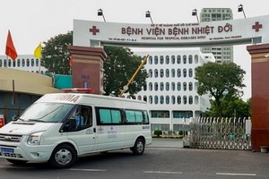 一輛救護車駛出市熱帶病醫院大門。（圖源：衛生部）