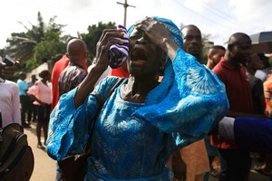 7月5日，在尼日利亞卡杜納州，被綁架學生的家長聚集在發生綁架案件的中學附近。（圖源：互聯網）