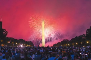 美國4日慶祝獨立紀念日，許多民眾在首都華盛頓國家廣場的草坪上觀看煙火表演。2日至4日這3天國慶假日，全美各地發生超過400起槍擊暴力案件，造成逾150人喪命。（圖源：新華社）