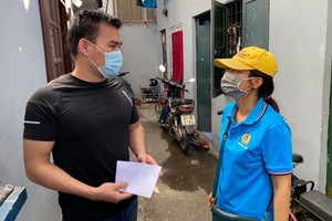 守德市勞動聯團主席阮氏紅絨前往被封鎖租房區探望工人。