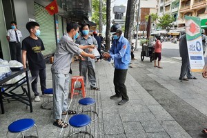 平仙公司員工發零元午餐給受疫情影響的勞動者。