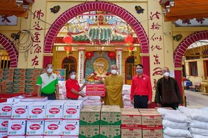 釋慧功上座轉交500份救濟物資予郡祖國陣線委員會及郡紅十字會。