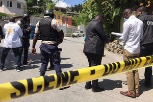 當地時間2021年7月7日，海地太子港，海地總統莫伊茲在私人寓所中遭襲身亡。圖為工作人員在現場進行調查。（圖源：互聯網）