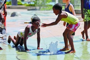 加拿大小童在公園玩水降溫。（圖源：路透社）