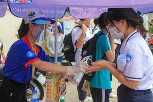 考生進入考場前都獲噴消毒洗手液。