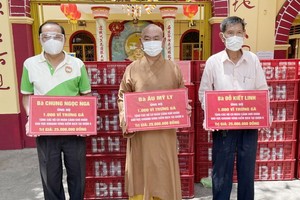 龍華寺護法會副理事長陳健安代表區 美莉、鍾玉娥及杜潔玲３位居士向釋慧功 法師、梅洪峰副主席轉交3000打雞蛋。