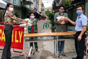 第十郡領導向因疫情受到影響的貧困者贈送禮物。