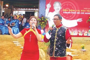 瑞琪遠赴北部一民族村演唱。