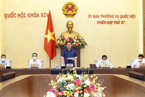圖為國會主席王廷惠（中）主持國會常委會第 57 次會議。（圖源：越通社）