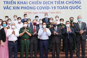 范明政總理出席全國新冠疫苗接種計劃開展儀式。（圖源：越通社）