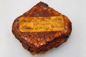 黛妃1981年大婚阿賓頓鎮擲包會上的其中一塊小圓麵包，日前拍賣並以15英鎊成交。（圖源：互聯網）