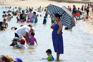 加州熱浪迫人市民湧到沙灘消暑。（圖源：AP）