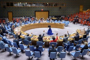 聯合國安理會當地時間9日一致通過第2585號決議，將敘利亞跨境人道救援授權延長12個月，至2022年7月10日。（圖源：新華社）