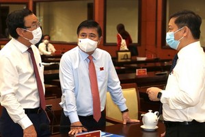 市人委會主席阮成鋒（中）擔任市新冠肺炎疫情防控指揮廳指揮長。（圖源: 紅江）