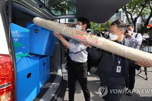 5月6日，首爾警察廳工作人員對公民團體“自由北韓運動聯合”辦公室進行查封後將所扣物品裝車。（圖源：韓聯社）