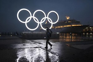 日本橫濱港點亮奧運五環標誌