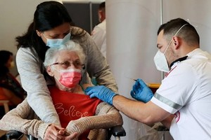 一名老大娘在接受新冠疫苗注射。（圖源：互聯網）