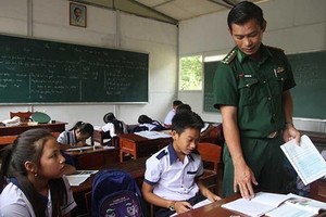 在課堂上的陳老師。