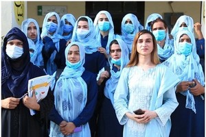 老師與跨性別學生合照。（圖源：互聯網）