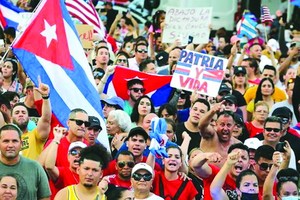 古巴民眾走上全國各地城市的街頭抗議食品和藥品短缺。（圖源：互聯網）