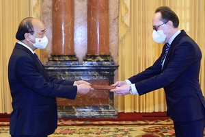 國家主席阮春福接受俄羅斯大使遞交的國書。（圖源：越通社）