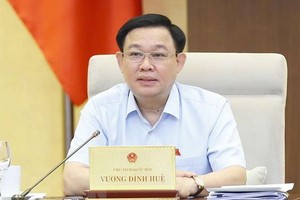 國會主席王廷惠主持會議並發言。（圖源：越通社）