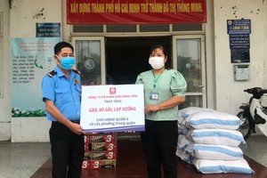 永進公司代表向第八郡贈送物品。