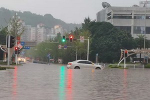 中國四川省達州城區，在積水中拋錨的車輛。（圖源：互聯網）