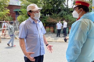 市委書記阮文年（左）慰問防疫崗值勤力量。（圖源：文明）