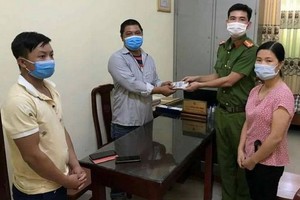 女工人拾金不昧