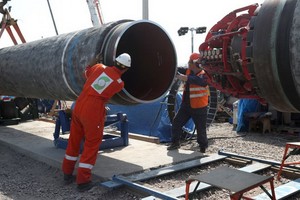 “北溪二號”項目輸氣管道安裝。（圖源：路透社）