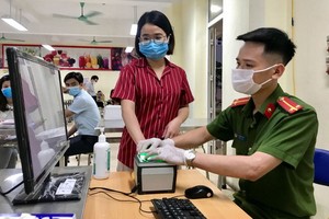 市民正辦理芯片公民身份證。