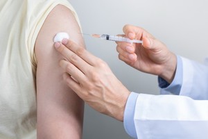 法國總統馬克龍當地時間12日下令，所有法國醫護人員必須在9月15日之前接種新冠疫苗，否則將面臨制裁或罰款。（示意圖源：互聯網）