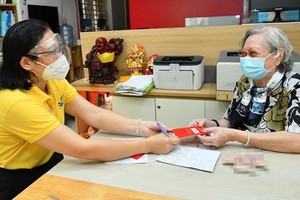 郵政人員上門向退休人士、對革命有功者、社會輔助對象支付退休金和補助金。